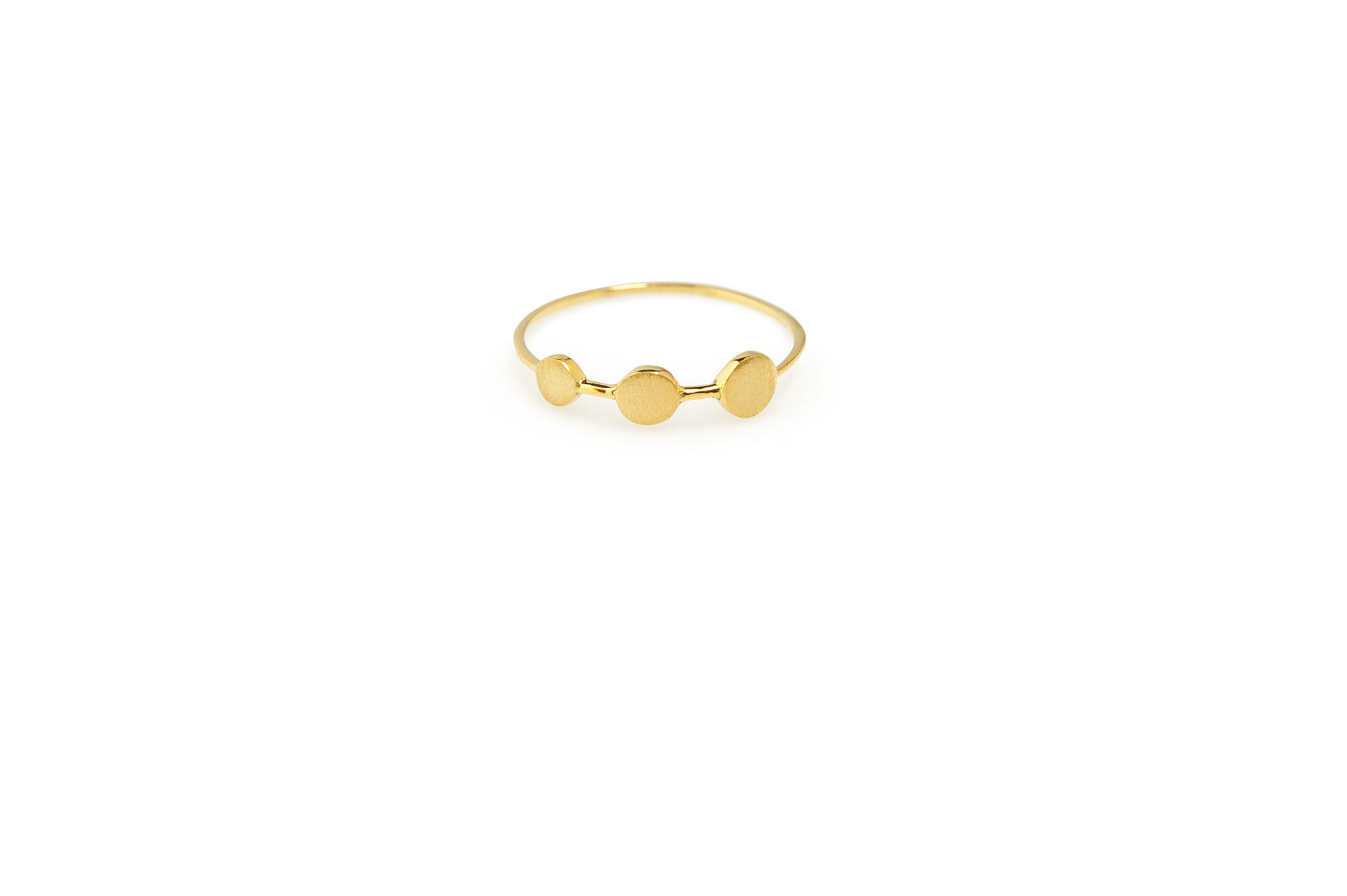 Dots Ring Dots Ring - Τρεις άνισες τελείες σχηματίζουν το χρυσό δαχτυλίδι "Dots" που είναι κομψά σχεδιασμένο και με έντονο χαρακτήρα. Απλό αλλά και με στυλ που σε κερδίζει αμέσως!
Υλικό: Χρυσό 14κ