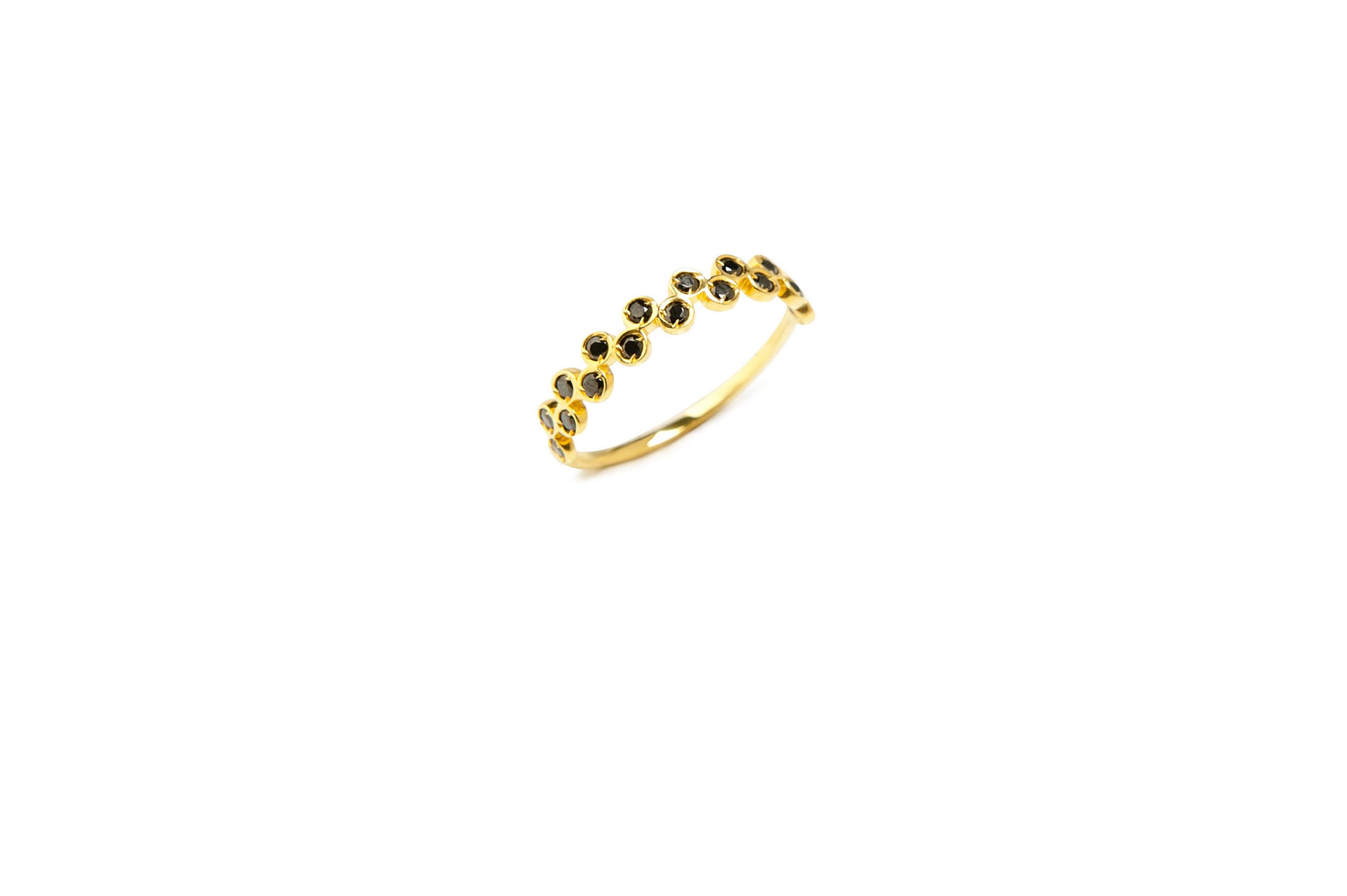 Flowers ring Flowers ring - Impressive ring with two strings of black zircon on the front giving a floral feel!
Material: 14k gold with black zircons
