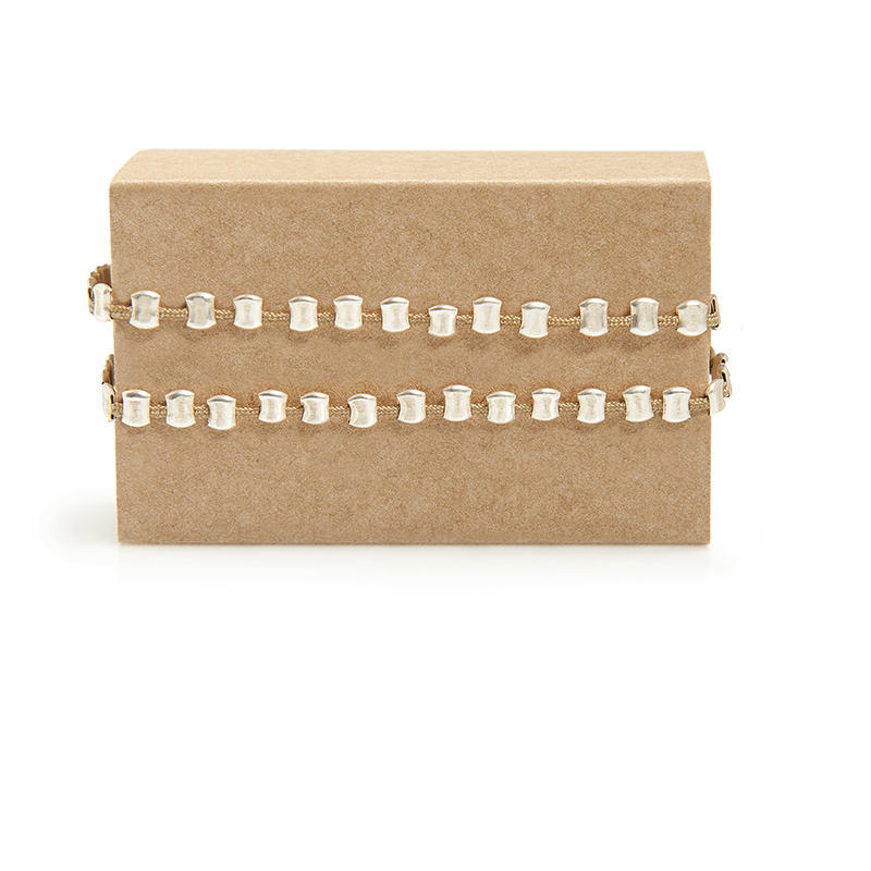 Stops Silver Double Bracelet Stops Silver Double Bracelet - Διπλή σειρά Stops all over!! Μικρές ασημένιες μπιλίτσες που έχουν "πατηθεί" στο χέρι μία προς μία για να συνθέσουν αυτό το ιδιαίτερο αλλά και καθημερινό βραχιόλι. Φορέστε το μόνο του αλλά και πολλές σειρές μαζί. Κλείνει με κούμπωμα.
Υλικό: Ασημένιο 925 με μπέζ κορδονάκι