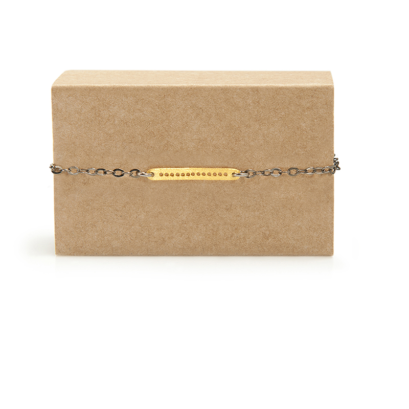 Flat Row Bracelet Flat Row Bracelet - Μια χρύση πλακέτα 14κ με τρυπούλες δημιουργεί ένα πολύ μοντέρνο design σε λιτή γραμμή που χαρακτηρίζουν τα κοσμήματα της Μάγιας. Κλείνει με κούμπωμα.
Υλικό: Χρυσό 14κ με ασημένια οξειδωμένη αλυσίδα