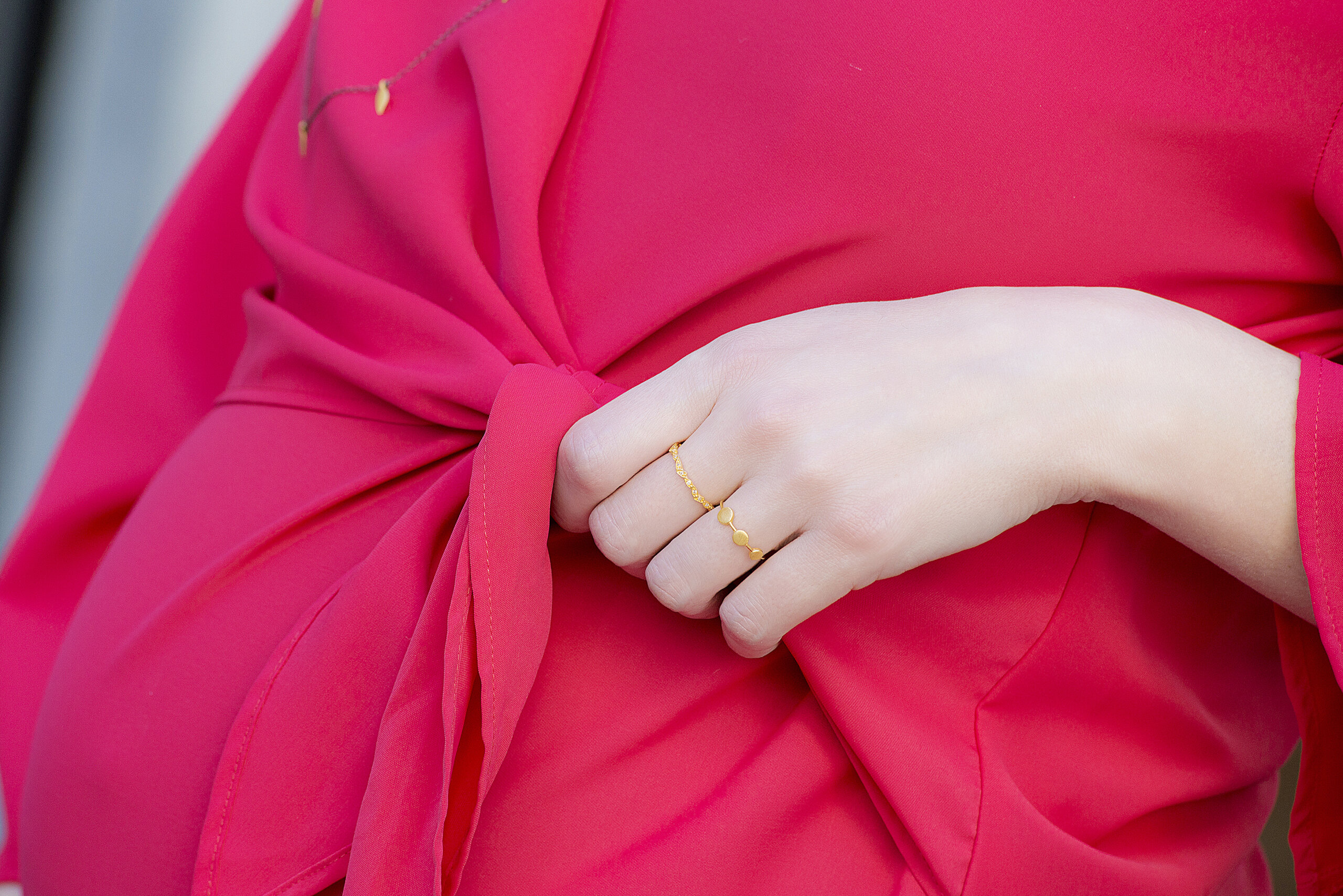 Dots Ring Dots Ring - Τρεις άνισες τελείες σχηματίζουν το χρυσό δαχτυλίδι "Dots" που είναι κομψά σχεδιασμένο και με έντονο χαρακτήρα. Απλό αλλά και με στυλ που σε κερδίζει αμέσως!
Υλικό: Χρυσό 14κ