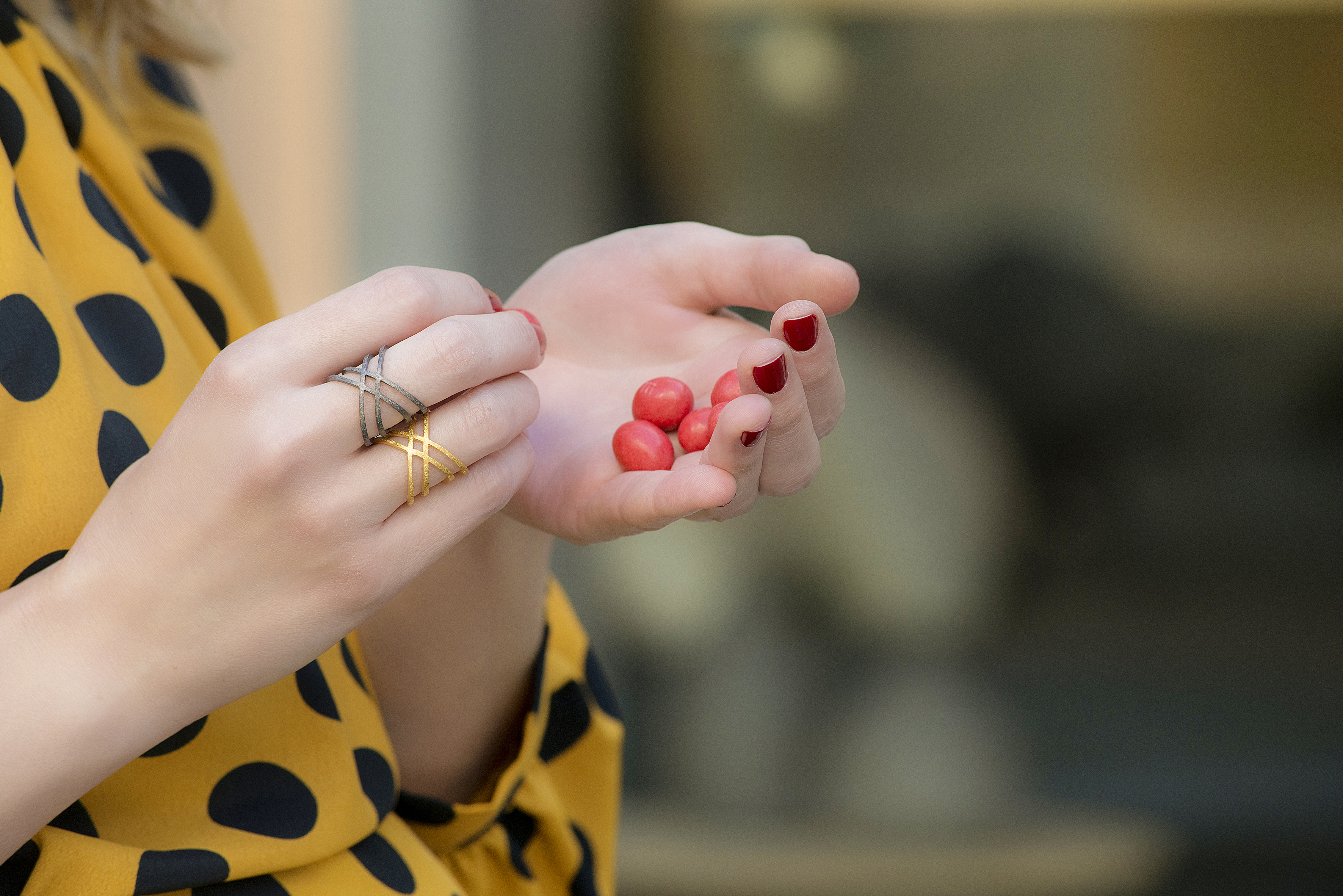 Kassandra Kassandra - Wide triple ring that will bring a rock note to your outfits! Choose between the gold plated or oxidized silver one. The opening at the back allows it to fit easily on your finger. Rock your outfit!
Material: Silver 925 (gold-plated, oxidized)
One Size - the opening allows you to adjust it to the size of your finger