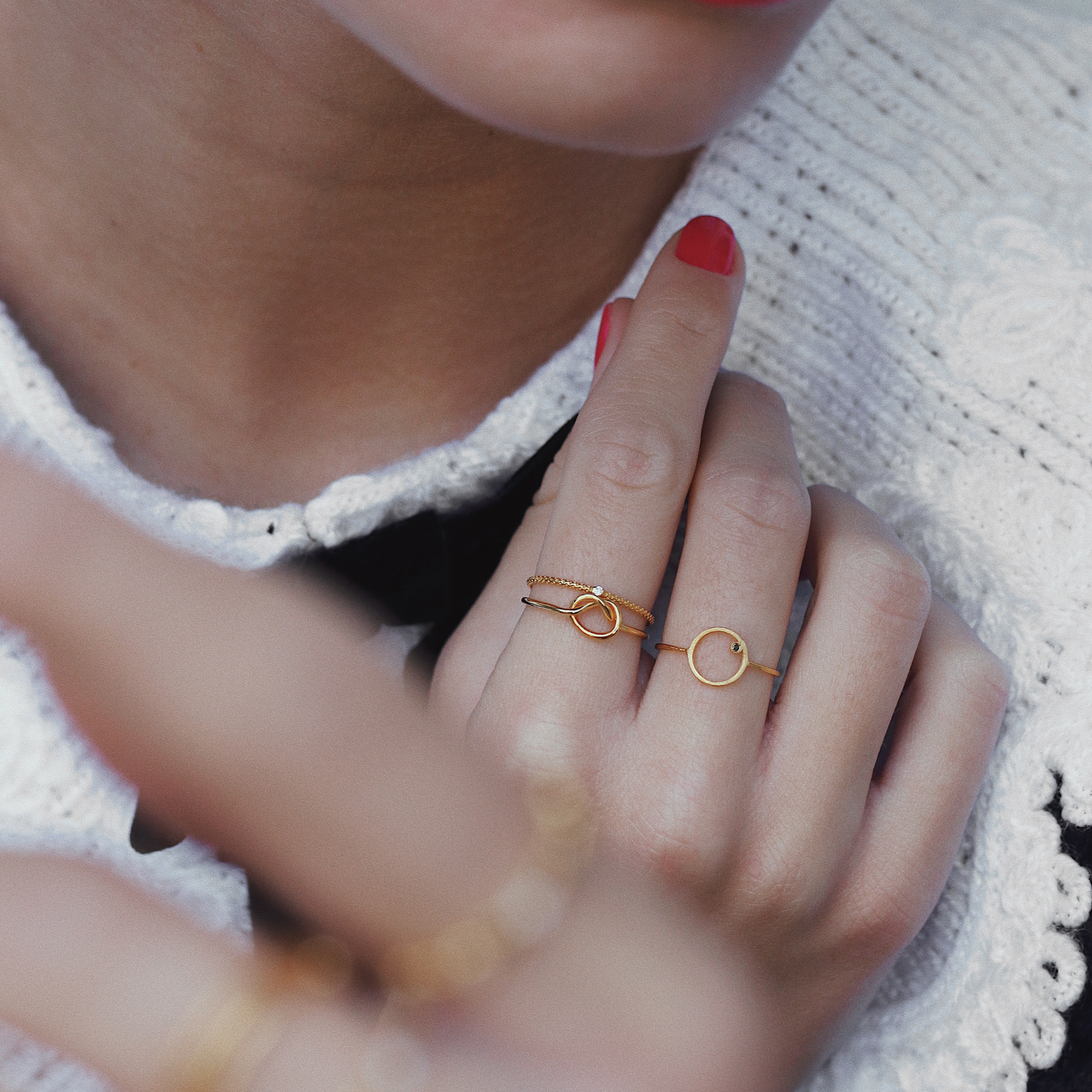 Swan - Gold ring with white and brown zircons sitting alternately on a gold band that will surely impress those around you! A piece you will never get bored of as it'll never lose its timelessness!

Material: 14k gold with white and brown zircons