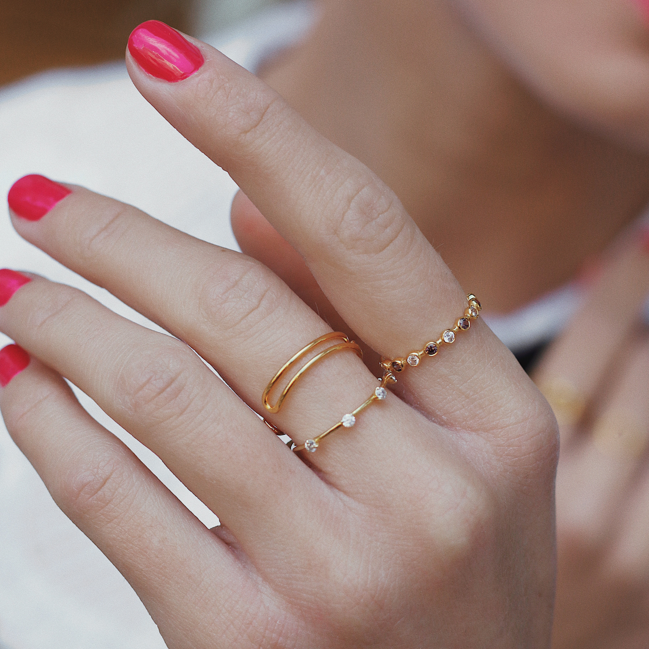 Swan - Gold ring with white and brown zircons sitting alternately on a gold band that will surely impress those around you! A piece you will never get bored of as it'll never lose its timelessness!

Material: 14k gold with white and brown zircons