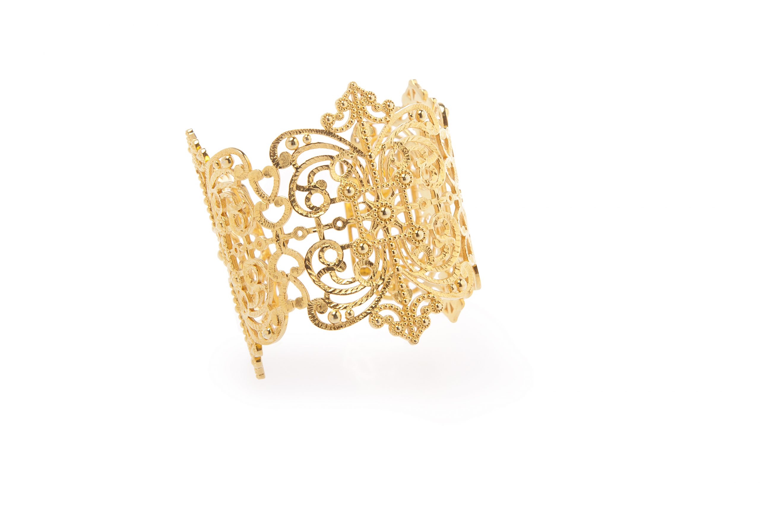 Ancient Greek Bracelet Ancient Greek Bracelet - This gold plated, silver 925 bracelet is characterized by the subtlety and extraordinary attention to detail during its making! It is inspired by the world of antiquity and radiates elegance and impeccable aesthetics!
<div>Material: Silver 925 - gold plated.</div>